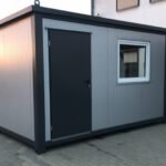 Contenedor de oficina de 5×2,20 con instalaciones sanitarias