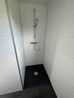 Pequeña casa con marco de plástico – Image 14