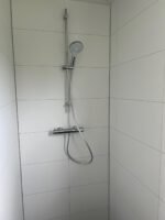 Pequeña casa con marco de plástico – Image 15