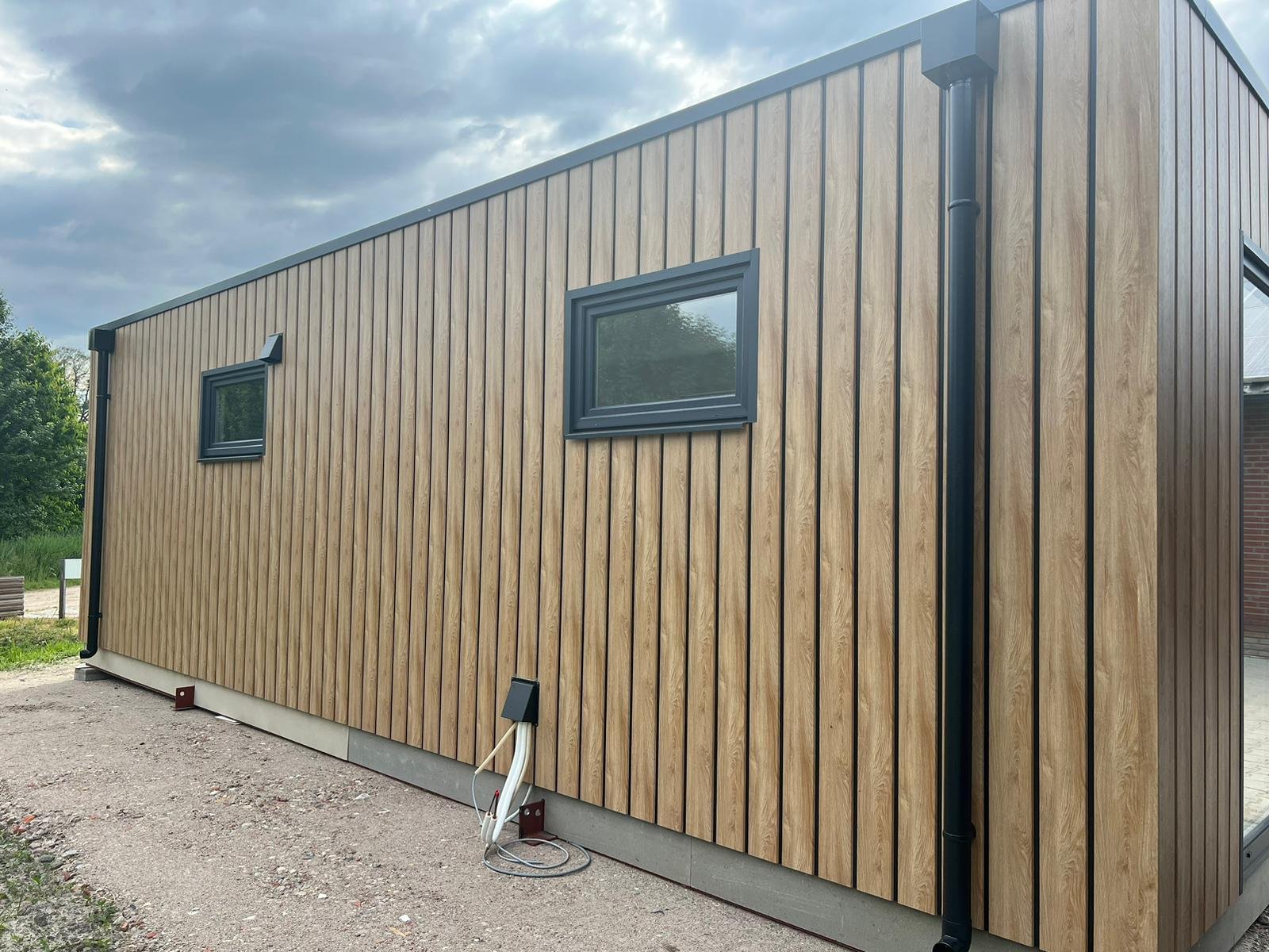 3 Pequeña casa con marco de plástico – Image 1