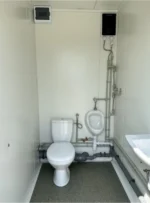 Contenedor Sanitario 3 Cabinas (WC, Urinario + Caldera, Ducha) – Image 9